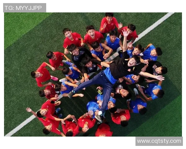 足球巨星同框合影展现绿茵场上的荣耀与友谊