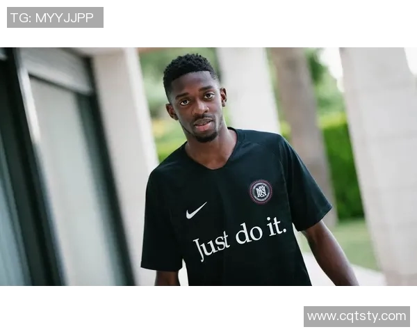 足球明星帽衫搭配展现女孩时尚魅力与运动风格的完美结合